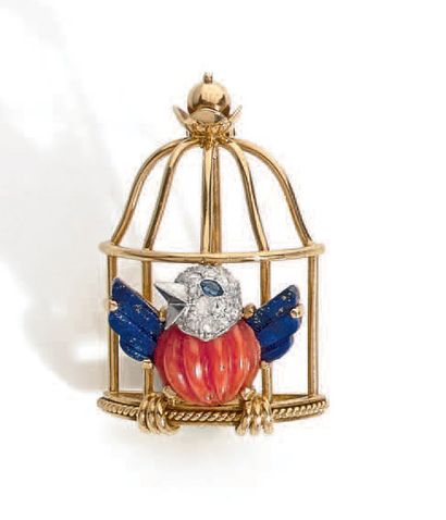 CARTIER 
Broche "L'Oiseau Libéré" en or jaune 18K (750°/°°), le corps en corail cotelé,...