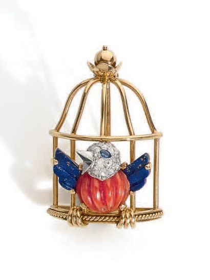 CARTIER 
Broche "L'Oiseau Libéré" en or jaune 18K (750°/°°), le corps en corail cotelé,...