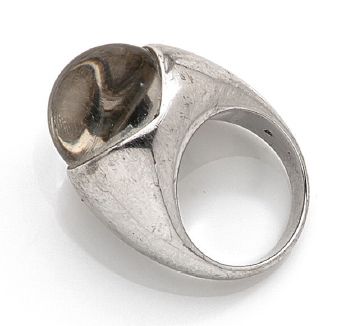 MAUBOUSSIN Bague jonc en or gris 18K (750°/°°) ornée d'un diamant inclus dans une...