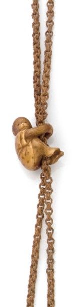 null COLLIER en fibre végétale tressée, ornée d'un bébé singe sculpté probablement...