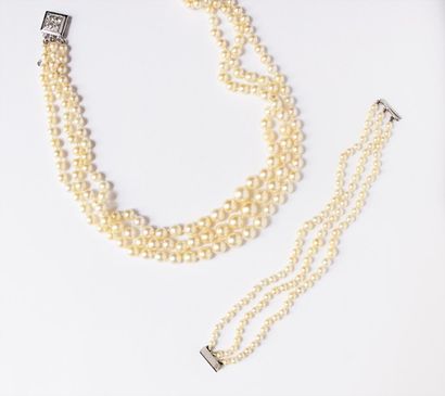 null DEMI-PARURE Comprenant: un collier de 3 rangs de perles de culture, fermoir...