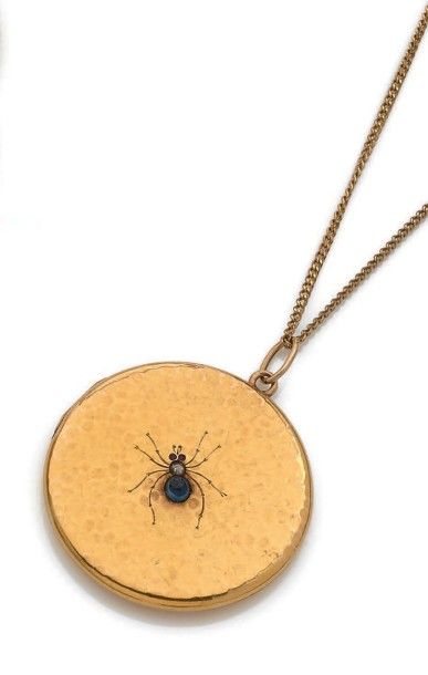 null MÉDAILLON PORTE-SOUVENIR en or jaune 18K (750°/°°) martelé, centré d'une araignée,...