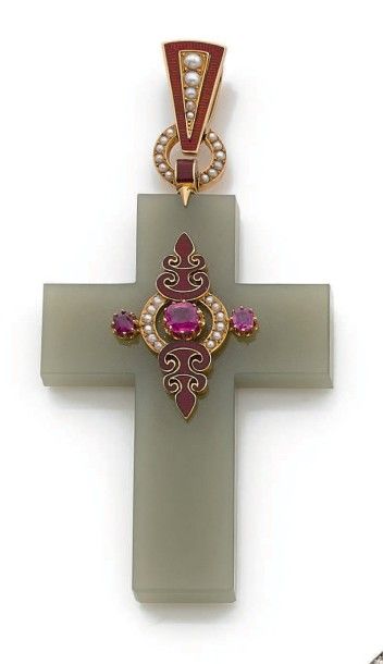 null PENDENTIF CROIX en pierre dure verte, appliqué d'un motif en or jaune 18K (750°/°°)...