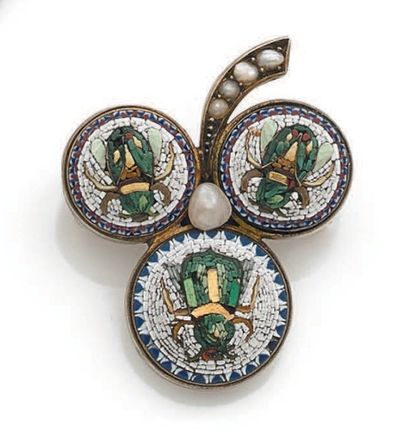 null BROCHE FORMANT UN TRÈFLE en argent, chaque lobe orné d'une micromosaïque représentant...