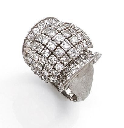 null BAGUE bombée en platine, sertie de lignes de diamants de taille moderne.
Travail...