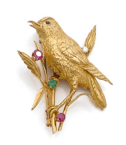 null BROCHE-CLIP en or jaune 18K (750°/°°) ciselé, petit oiseau sur sa branche, agrémenté...