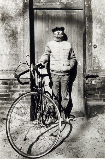 null [PORTRAITS]. MEISELAS (Susan). Michel Audiard avec son vélo de course.
Sans...