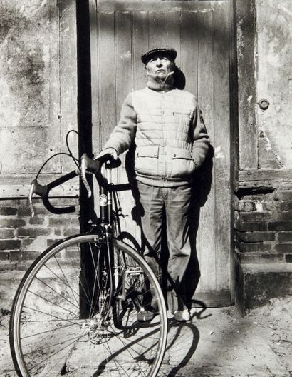 null [PORTRAITS]. MEISELAS (Susan). Michel Audiard avec son vélo de course.
Sans...