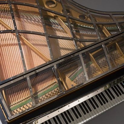 Poul Henningsen (1894-1967) 
Danemark «The Grand Piano»
Bois, métal et cuir cognac...