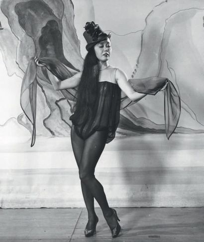 Philippe HALSMAN 
Danseuse, 1950
Tirage argentique d'époque.
Tampon au dos.
H_25,3...