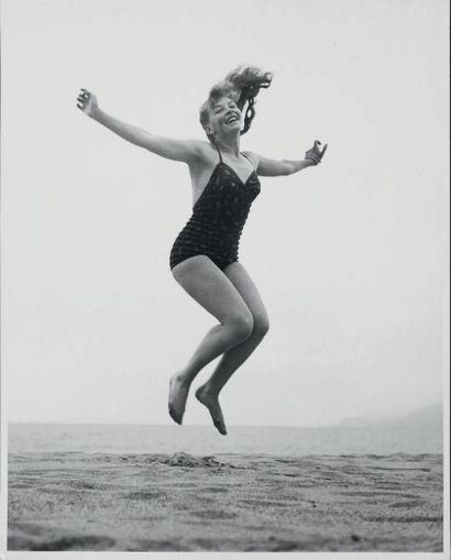 Philippe HALSMAN 
Jump series, Odile Versois, 1959
Tirage argentique d'époque.
Tampon...