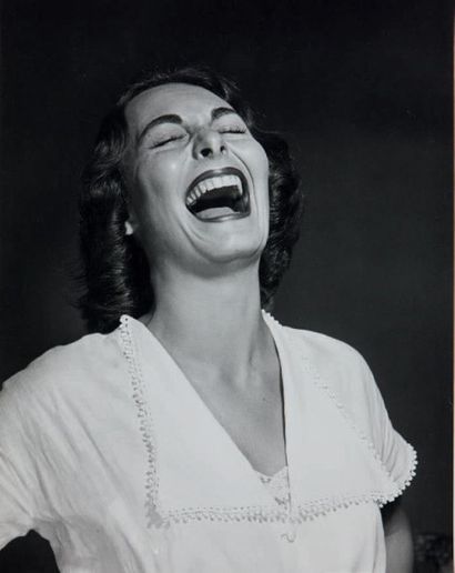 Philippe HALSMAN 
Portrait de femme
Tirage argentique d'époque.
Tampon au dos.
H_35...