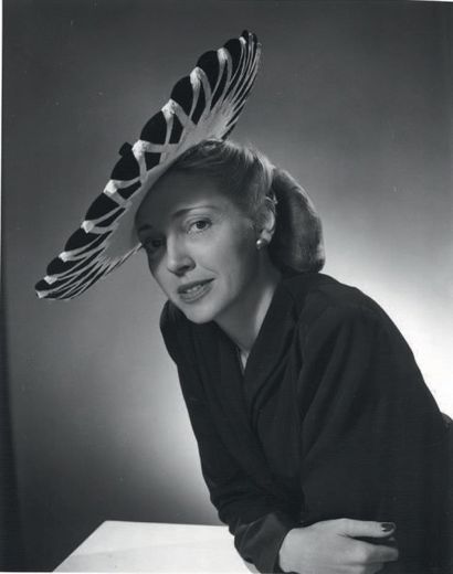 Philippe HALSMAN 
Portrait de femme au chapeau
Tirage argentique d'époque.
Tampon...