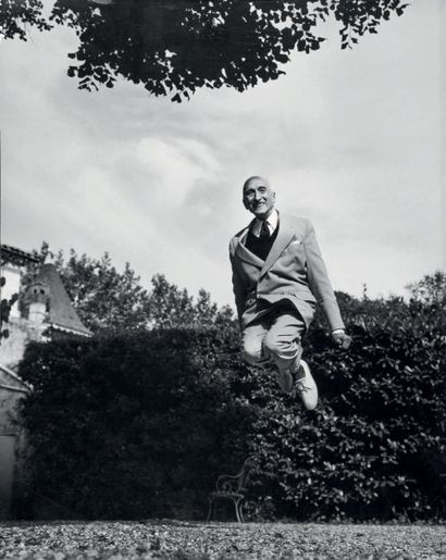 Philippe HALSMAN 
Jump, François Mauriac, vers 1955
Tirage argentique d'époque.
Tampon...