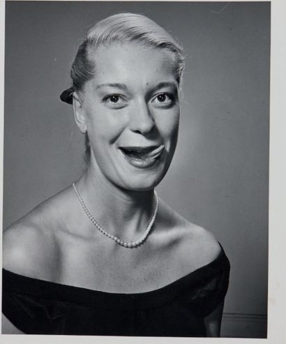 Philippe HALSMAN 
Portrait de Carole Channing
Tirage argentique d'époque.
Tampon...