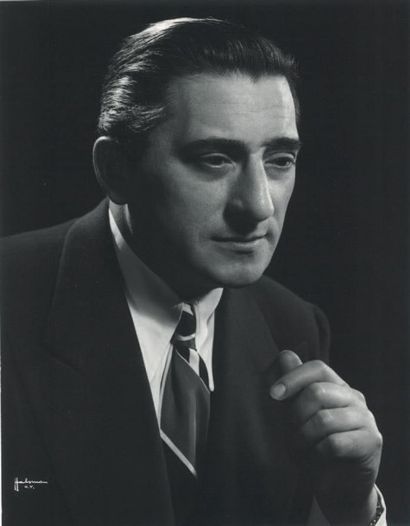 Philippe HALSMAN 
Ian Peerce, tenor, 1944 New-York.
Tirage argentique d'époque.
Tampon...