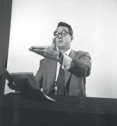 Philippe HALSMAN 
Steve Allen, 1954
Tirage argentique d'époque.
Tampon au dos.
H_35,4...