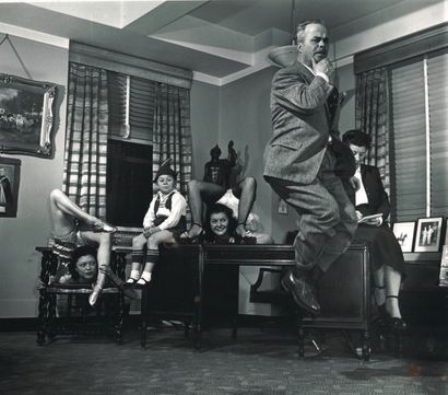 Philippe HALSMAN 
Jump Série: George A. Hamid, entrepreneur americain, 1949
Tirage...