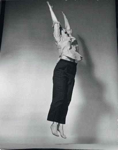 Philippe HALSMAN 
Jump series, Kim Novak, vers 1958
Tirage argentique d'époque.
Tampon...