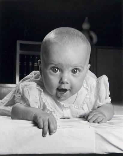 Philippe HALSMAN 
Portrait de bébé
Tirage argentique d'époque.
Tampon au dos.
H_35...
