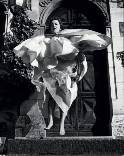 Philippe HALSMAN 
Jump series, Olivia de Havilland, vers 1958
Tirage argentique d'époque.
Tampon...