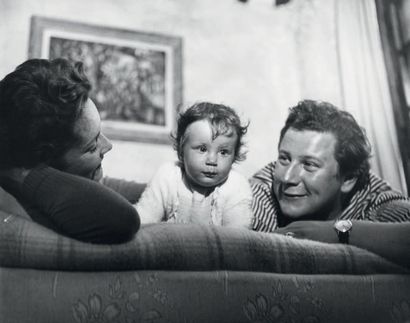 Philippe HALSMAN 
Peter Ustinov avec sa femme et son enfant, 1955
Tirage argentique...