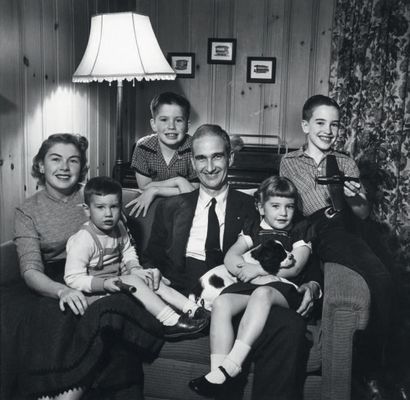Philippe HALSMAN 
Portrait de famille sur le canapé
Tirage argentique d'époque.
Tampon...