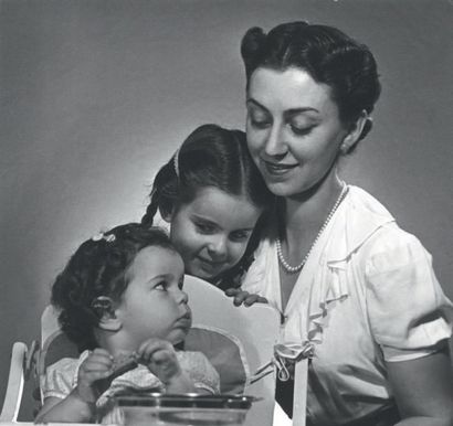 Philippe HALSMAN 
Portrait de femme avec ses deux enfants, 1941
Tirage argentique...
