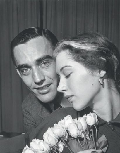 Philippe HALSMAN 
Couple au bouquet de roses
Tirage argentique d'époque.
Tampon au...