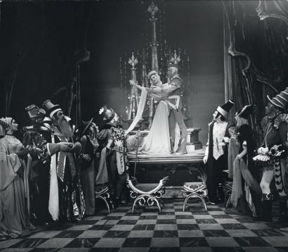 Philippe HALSMAN 
Ondine, New-York Theater, 1954
Tirage argentique d'époque.
Tampon...