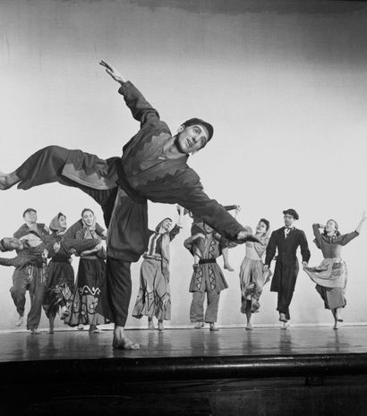 Philippe HALSMAN 
Scène de danse
Tirage argentique d'époque.
Tampon au dos.
H_35,5...