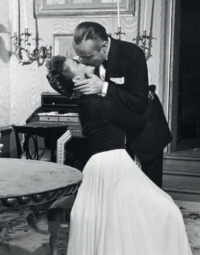 Philippe HALSMAN 
«Kind Sir» le baiser, NY Theater, 1953
Tirage argentique d'époque.
Tampon...