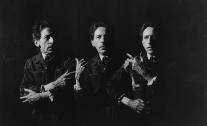 Philippe HALSMAN 
Jean Cocteau jouant le rôle de l'Eternel Triangle
Tirage argentique...