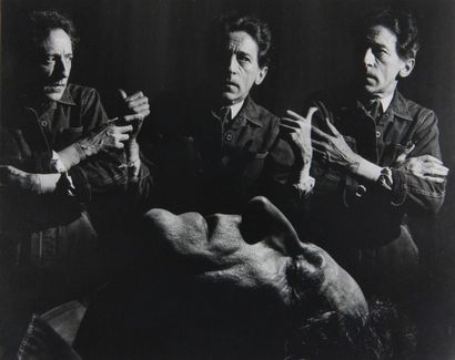 Philippe HALSMAN 
Jean Cocteau dans la performance de l'Eternel Triangle
Tirage argentique...