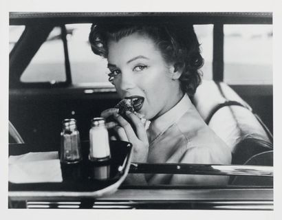 Philippe HALSMAN 
Marilyn Monroe at the drive-in, vers 1952
Tirage argentique d'époque.
Tampon...