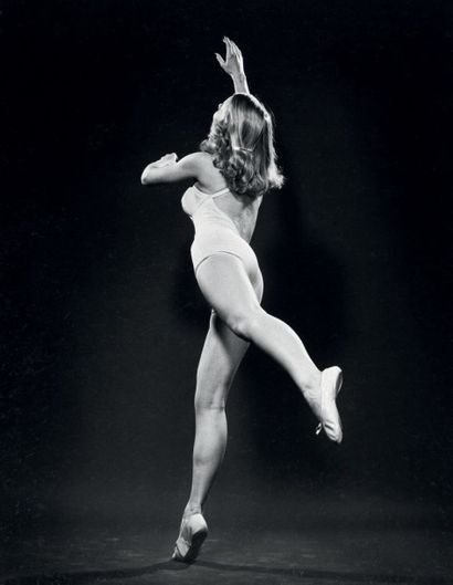 Philippe HALSMAN 
Ballerine
Tirage argentique d'époque.
Tampon au dos.
H_35,5 cm...