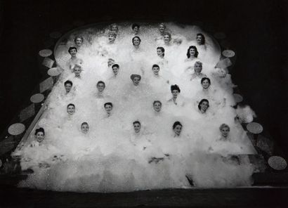 Philippe HALSMAN 
Peep Show, Bubble bath girls,
Broadway, 1950
Tirage argentique...
