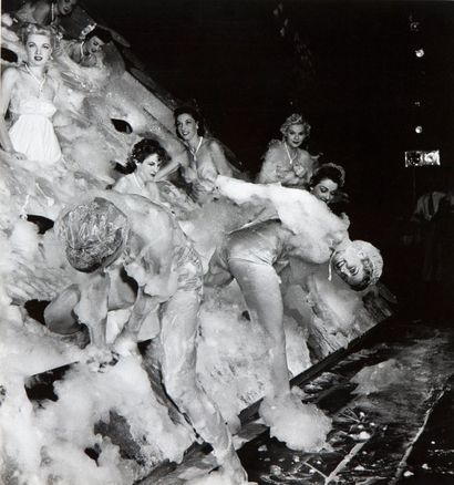 Philippe HALSMAN 
Bubble bath girls, 1950
Tirage argentique d'époque.
Tampon au dos.
H_28...