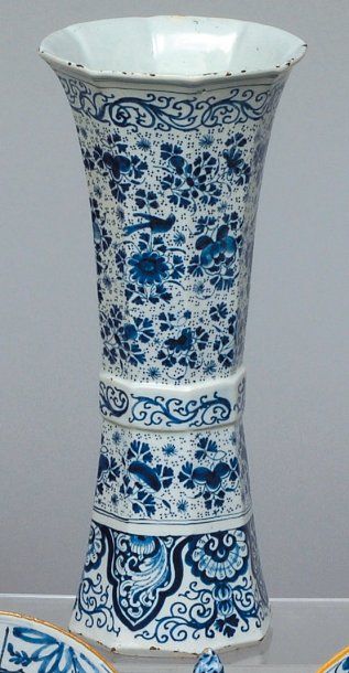 DELFT Vase de forme cornet à décor en camaïeu de semis de fleurettes et volatiles,...