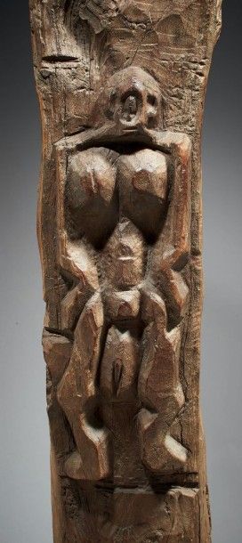 null PILIER DE TOGU NA, orné d'un personnage féminin sculpté en bas-relief. Au sein...