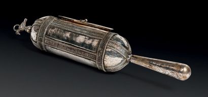 null ETUI DE ROULEAU D'ESTHER EN ARGENT
Travail oriental, vers 1900
Surmonté d'un...