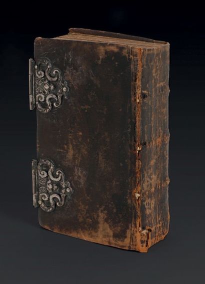 null BIBLE AVEC FERMOIRS EN ARGENT
Prague, 1728

A Bible with silver clasps, Prague,...