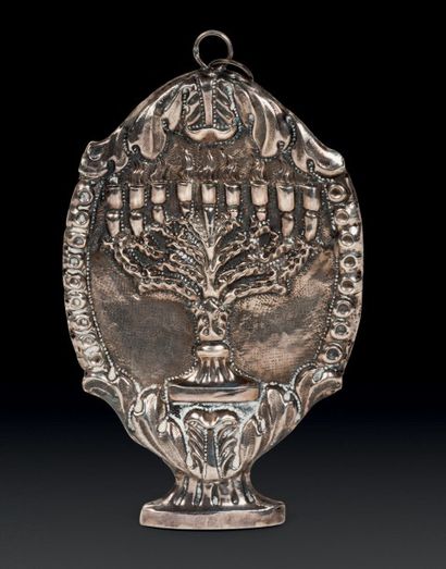 null AMULETTE EN ARGENT
Travail italien du XIXe siècle
Décorée d'une lampe de Hanoukka...