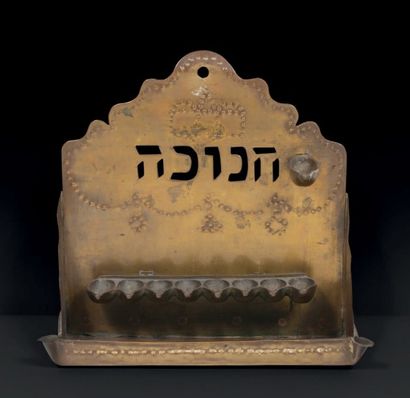 null LAMPE DE HANOUCCA EN LAITON DORÉ
Pays-Bas, XIXe siècle
Découpe de lettres hébraïques...