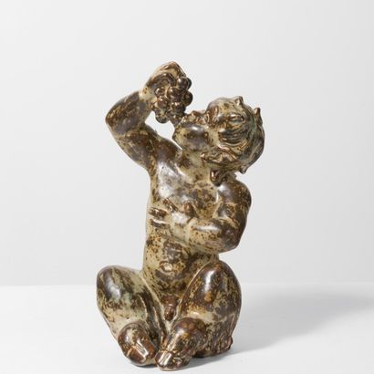 KNUD KYHN (1880-1969) 
Faune enfant à la grappe
Grès émaillé
Édition Royal Copenhagen
Estampillé,...