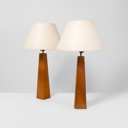 LISA JOHANSSON-PAPE (1907-1989) 
Paire de lampes de table
Bois recouvert de cuir...