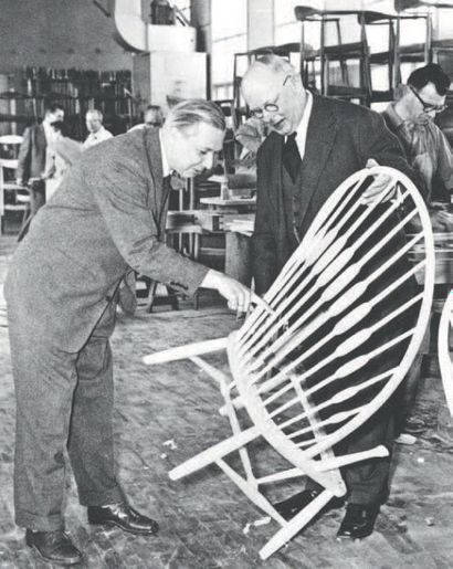 HANS J. WEGNER (1914-2007) 
Paire de fauteuils «Peacock» modèle JH 550
Chêne, teck...