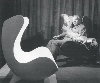 ARNE JACOBSEN (1902-1971) 
Fauteuil et son ottoman modèle «Egg»
Cuir noir patiné...