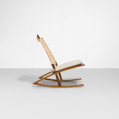 FREDERIK KAYSER (1924-1968) 
Rocking chair modèle «599»
Teck, cannage, laiton et...