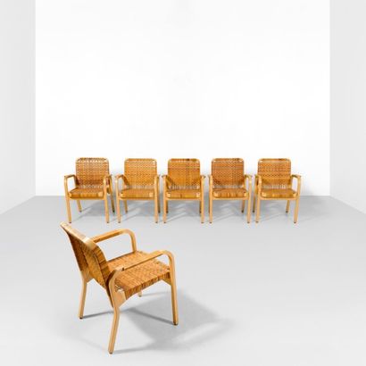 ALVAR AALTO (1898-1975) 
Suite de six fauteuils
Bouleau et cannage
Édition Huonekalutehdas...
